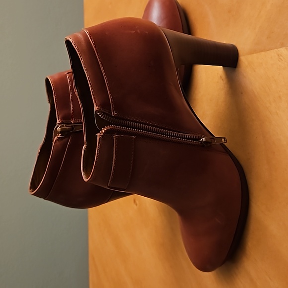 Designer Leather Booties! NWOT. Gorgeous Autumn caramel color. Size 7 1/2 - Picture 7 of 8